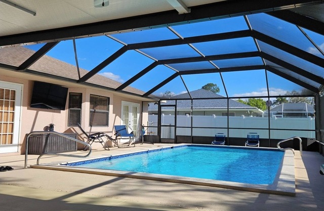 Enjoy Pool, Billiards, Sauna, Access to the Lake