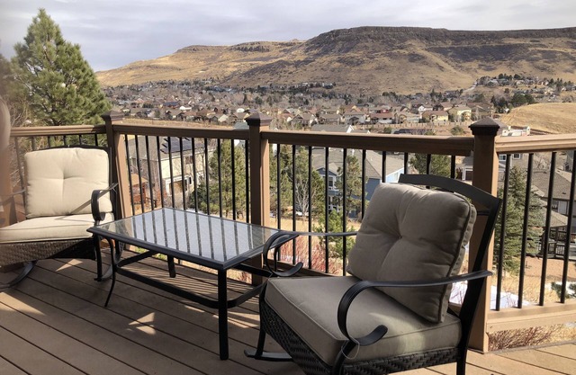 Enjoy stunning views in this large, 5 bedroom house with an unbeatable location!