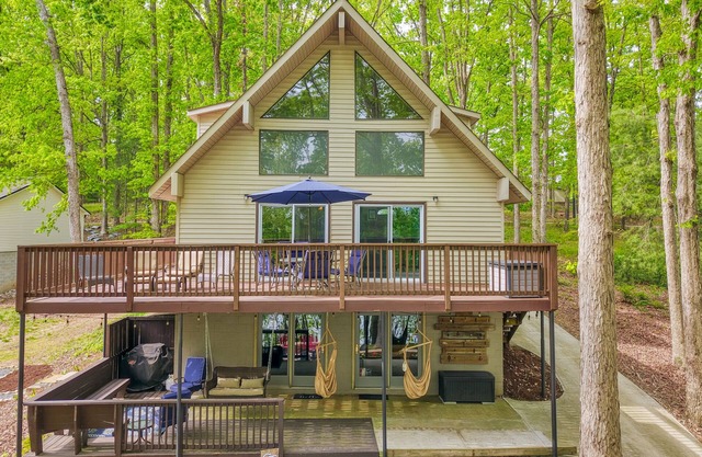 Enjoy the best Lake Hartwell has to offer - swimming, fishing, & tranquility.
