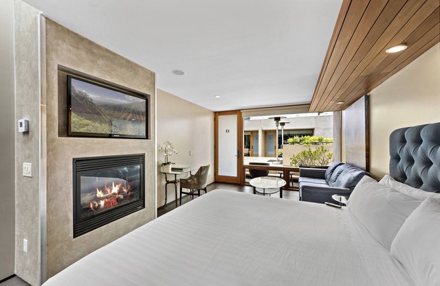 Enjoy the Best of Both Worlds: Beach and cook at Deluxe King Room
