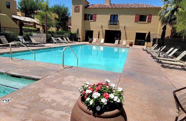 Enjoy the Best of Palm Springs, in this Beatifull Townhouse