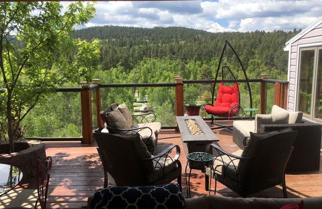Disfrute de las Black Hills en este 4 dormitorios, 3 baños, capacidad para 8 personas en casa: hermosas vistas