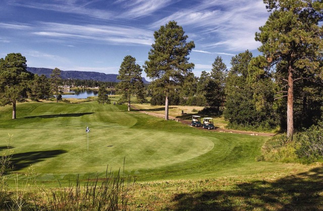 Disfrute del aire fresco de la montaña en el lago Pinon con golf, senderismo, esquí, equitación y pesca.
