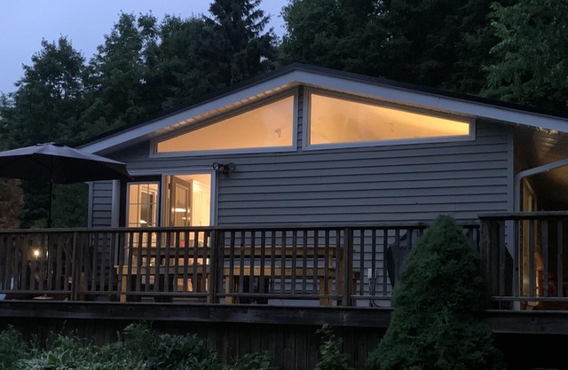 Enjoy the Fall Colours in this Family-friendly Bungalow in the Woods