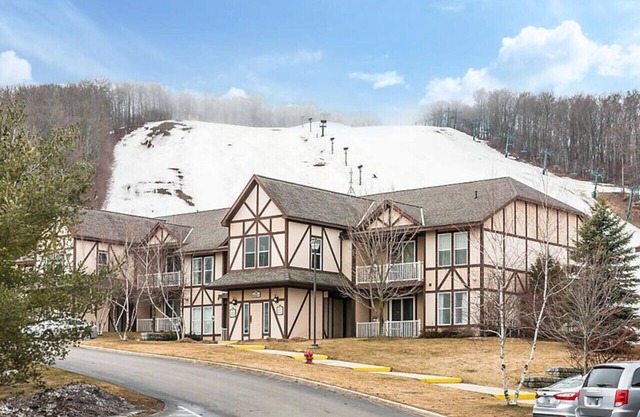 Enjoy the family for ski adventures in 2BD condo with resort amenities