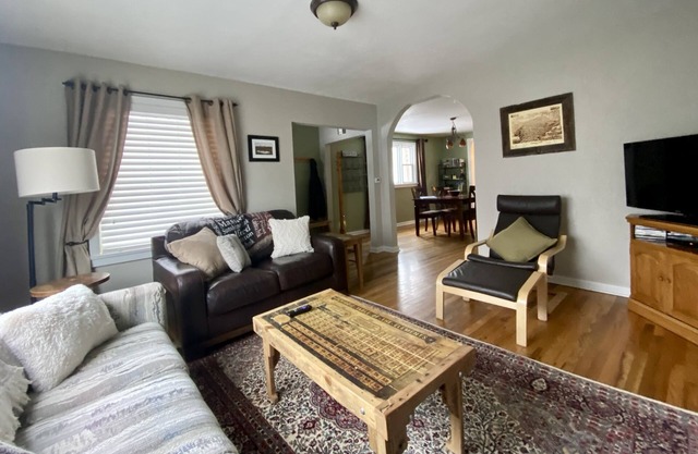Disfrute de la Montaña estilo de vida! 2br / 2ba Bloques Casa de la calle principal