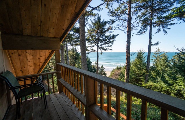¡Disfruta de la dicha frente al mar desde una ladera con Sheltering Pines en Otter Rock!