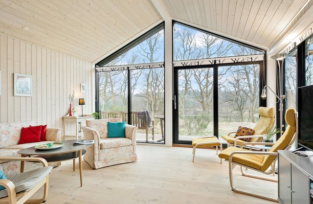 Enjoy the peace and quiet and the lake view in this charming holiday home in an idyllic location.