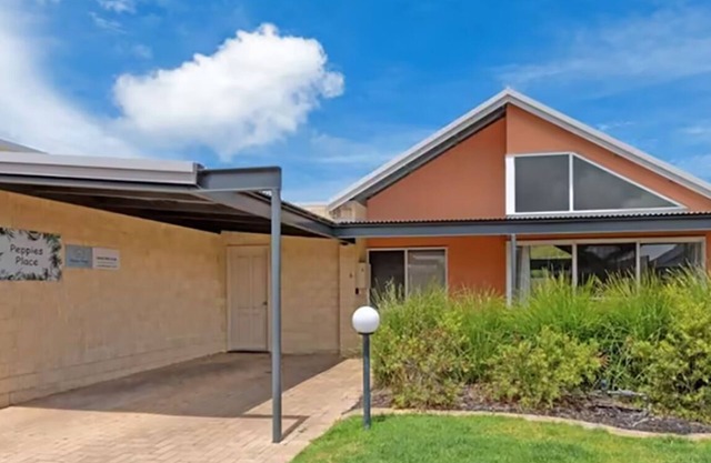 Enjoy the serenity! Entire villa within walking distance of Middleton Beach.