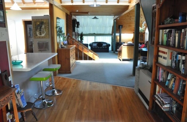 Disfruta del sonido de los pájaros entre los árboles.