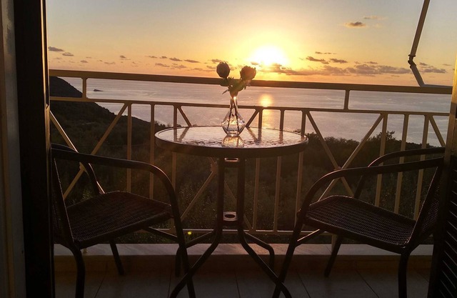 ¡Disfruta de las puestas de sol del mar de Ioania en tu balcón!