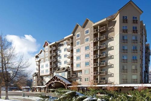 Enjoy the Vail Valley in this 2BD condo with resort amenities, pool, game room,etc