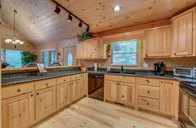 Enjoy this hidden gem of a cottage with mountain views and hot tub!