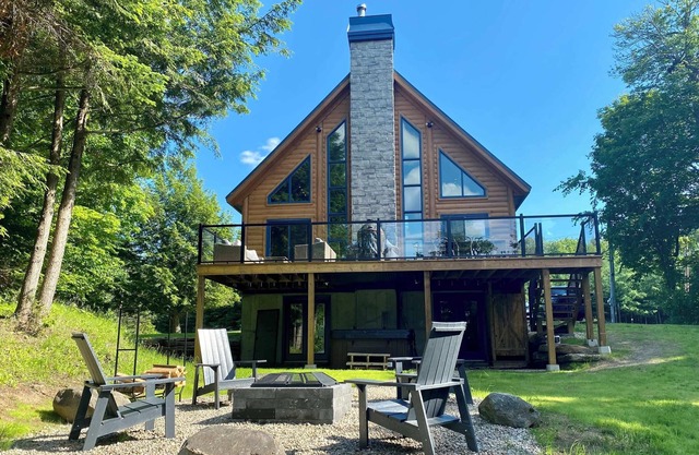 Enjoy this waterfront cabine, Hot tub, Pool table