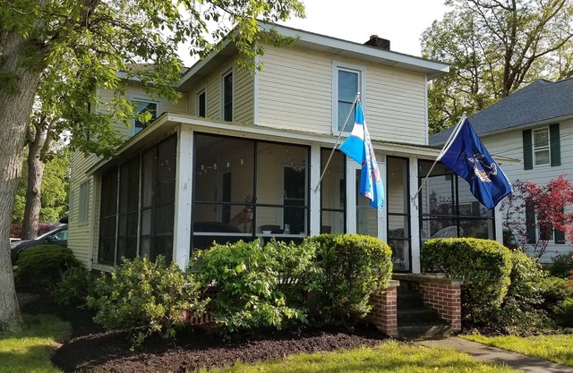 Enjoy this year round cottage centrally located to all Lakeside has to offer.