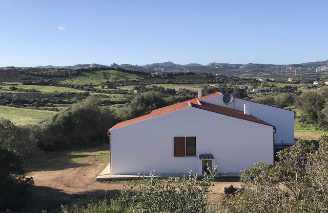 Disfrute de la tranquilidad en una villa confortable con 140 m² y dos hectáreas de jardín privado.