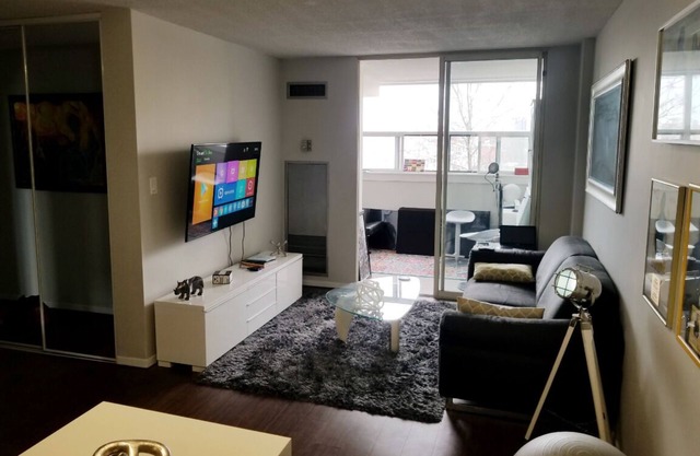 Enjoy your Stay in the Beautiful King West Liberty Village/ Parkdale Area!