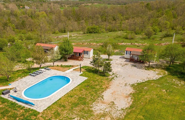 Alojamiento de 6 habitaciones en Lovinac - Sveti Rok