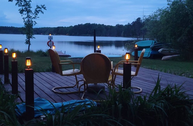 ¡Diviértete en The Lakefront Chalet! Bote de remos, kayak, hoguera junto al lago.