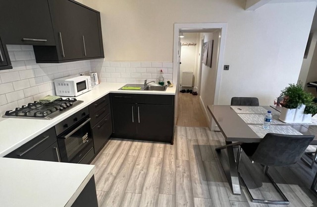 Enjoyable 3-bedroom apartment with Private Garden