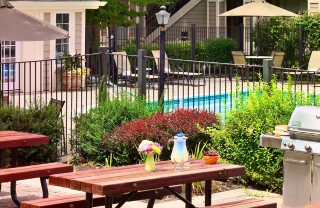 Enjoyable Stay! Pet-friendly Unit, Comes w/ Free Parking!
