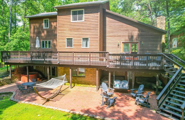 Ensconced in natural beauty. The Ridge. Hot tub! Pet Friendly! Game Room!