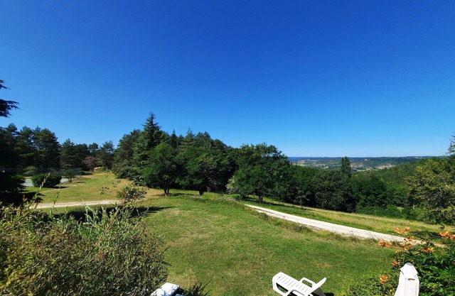 Ensemble de 3 Maisons Avec Belle vue sur la Dordogne et Piscine