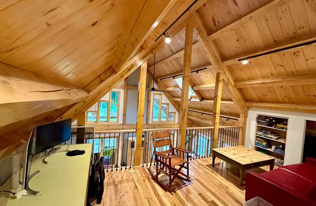 Ensō House - Quiet Getaway with Hot Tub / Rec Room