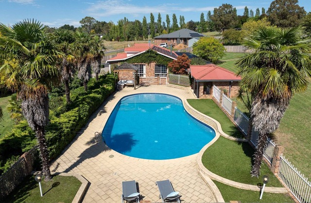 Entertainer's Dream - 6 Bedroom Home, Sleeps 17