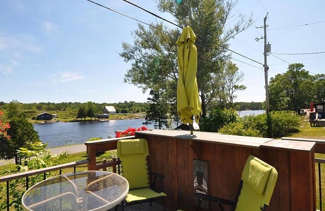 Entertainer's Dream Cottage! Waterfront, beach, steps to ice cream, marina, shop