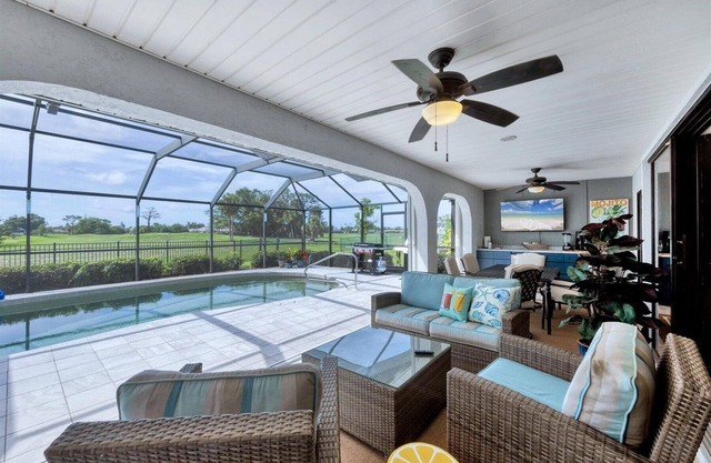 Entertainer’s Dream on the Fairway – Heated Pool Outdoor Bar Near Beaches