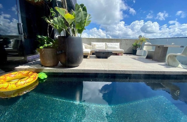 Entertainers penthouse with 5 bedrooms private pool & hot tub