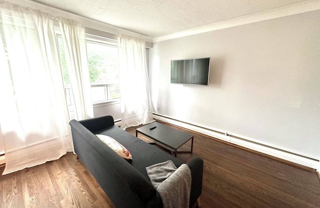 Entire 2 Bedroom Apartment in Upper Beaches
