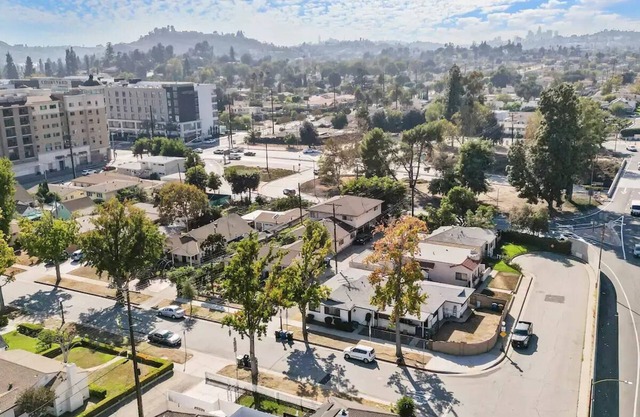 Entire 2 bedroom home -15 minutes to DTLA