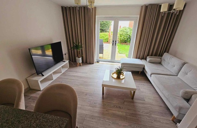 Entire 2 Bedroom House Modern Stylish Luxury