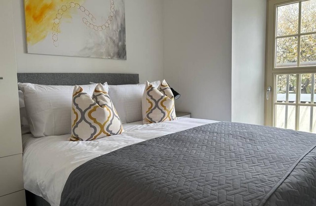Entire 2 Bedroom Modern Apartment 25 Dunniker