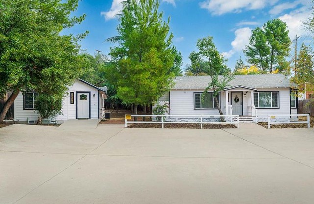 Entire 2 bedroom Pet Friendly Guest Cottage