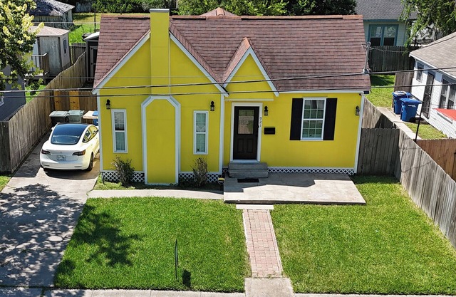Entire 2-bedroom house in Corpus Christi with CAL KING BED,EV-CHARG AC, WiFi
