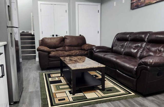 Entire 2 Bedrooms Basement Suite. Close to Airport and Parks