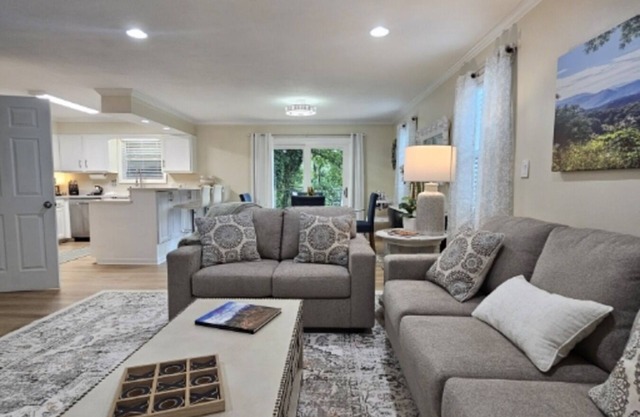 Entire 2-Level House 2 Kitchens 2 Living Rooms 20 Min to UT, Sleeps 10, 1900 SF