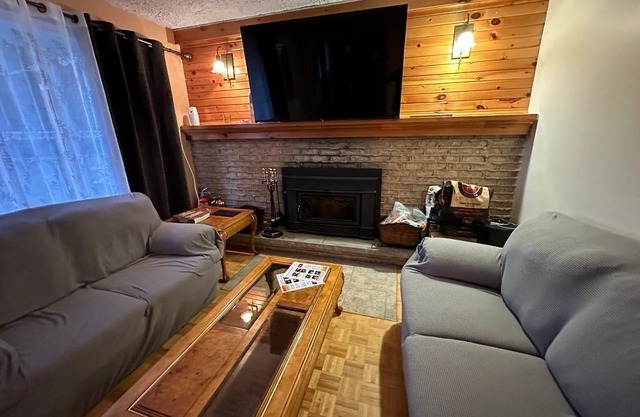 Entire 3 bedrooms cottage located on the lake with hot tub and sauna
