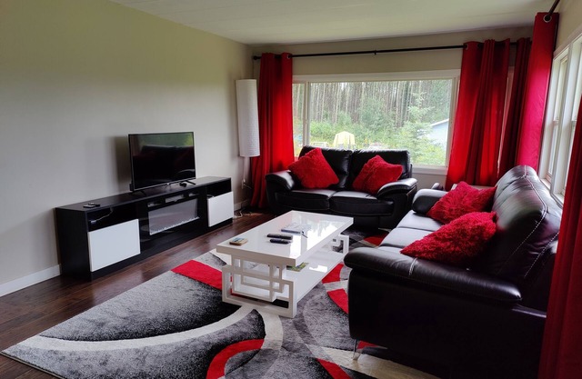Entire 3-bedroom home. Long stay discount