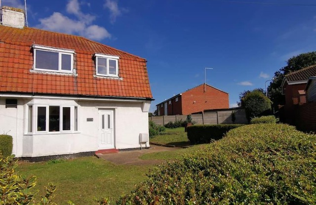 Entire 3 bedroom house 5 minutes from the beach
