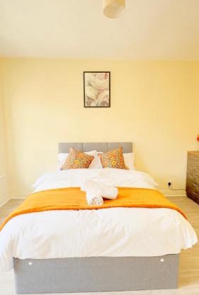 Entire 3 Bedroom House, Salford 60