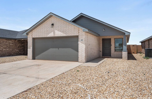Entire 3-bedroom house in Lubbock. Sleeps 6, pets, fenced yard