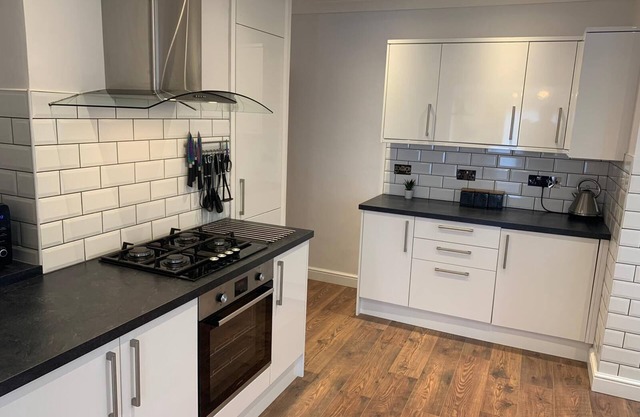 Entire 3 Bedroom Property - Garden & Hot Tub - Close to Porth Beach, Newquay