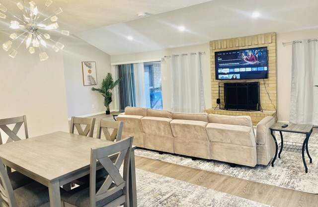 Entire 3 bedroom 2.5 baths Spacious and Stylish Home in the Heart of Houston