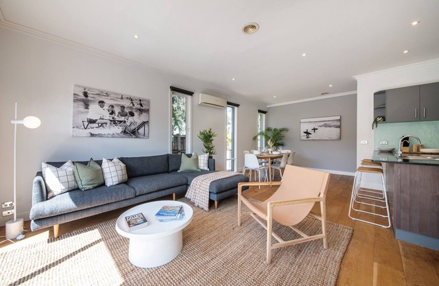 Entire 4 Bed 2 Bathroom home with Garden and Parking. 15 Min walk to beach!