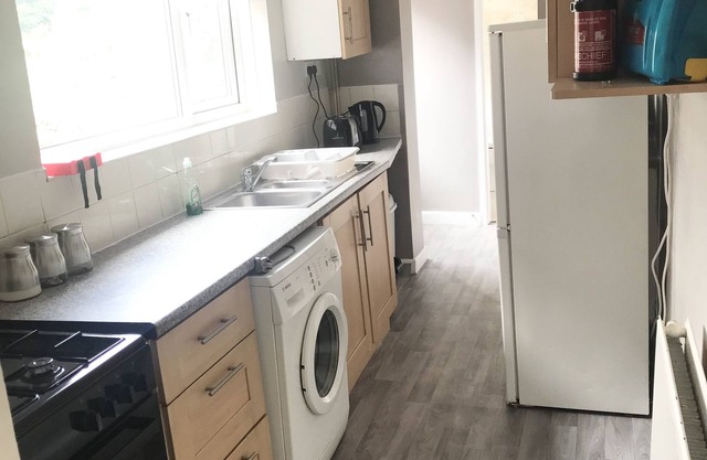 Entire 4 Bed House, 5 Mins from Walsall Town - Family Friendly.