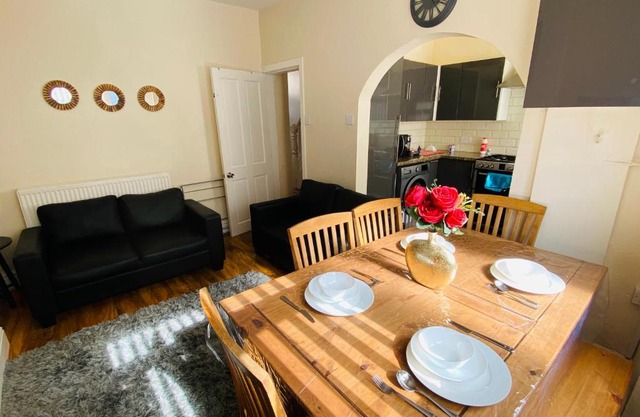 Entire 4 bedroom House - EV POINT & FREE PARKING